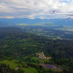 Flugwegposition um 16:24:36: Aufgenommen in der Nähe von Feldkirchen in Kärnten, Österreich in 633 Meter